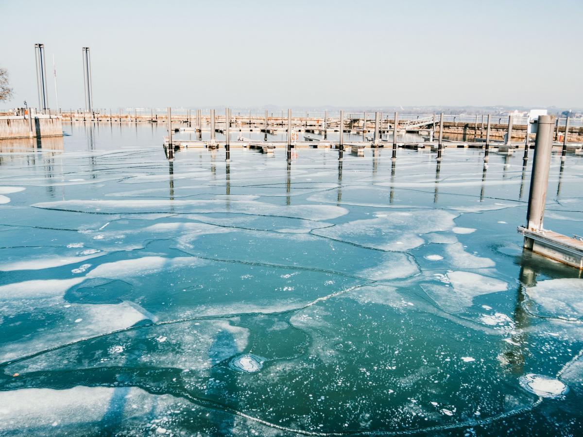 Bregenz Hafen im Winter mit Eis bedeckt